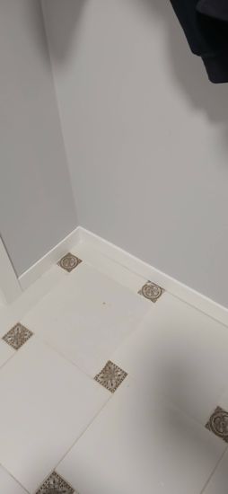 Установлены новые плинтусы вдоль стен, аккуратно закреплены, обеспечивая плавный переход между полом и стеной. Работа выполнена качественно, без зазоров и неровностей.