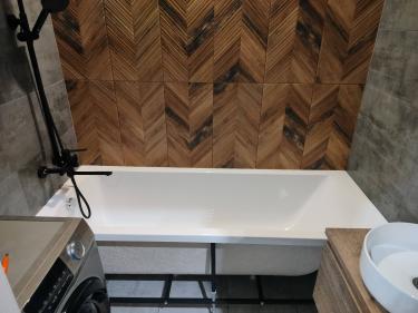 Установлено зеркало в ванной комнате. Закреплено надежно на стене, учтены особенности поверхности. Работа завершена аккуратно, без повреждений плитки и других элементов интерьера.