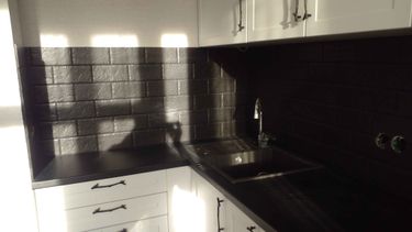 Уложена керамическая плитка на стены, выровнены швы, обработаны стыки, установлены элементы декора, завершена отделка, обеспечена герметичность, создан современный стильный интерьер.