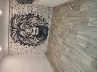 На ровное основание уложено покрытие, обеспечивающее гладкость и ровность поверхности. Тщательно подогнаны стыки, материал аккуратно распределён по всей площади комнаты.