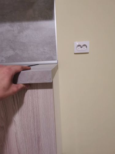 Установлены кухонные модули, закреплена столешница, выполнена подгонка деталей. Проведены работы по монтажу фартука и обработке швов. Установлены розетки и фурнитура.