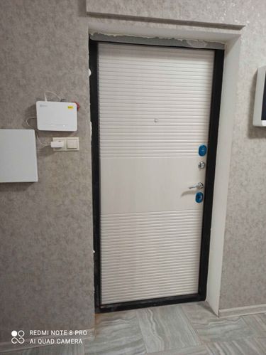 Дверь отделана панелями из МДФ, обеспечивающими улучшенный внешний вид и дополнительную изоляцию. Установлены декоративные элементы, замки и ручки. Завершена аккуратная подгонка по контуру.