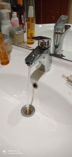 Проведена замена кранбуксы в смесителе. Устранены протечки, обеспечена плавная работа. Вода подается без перебоев, механизм функционирует корректно. Установлена новая деталь.