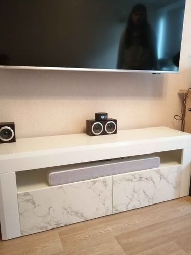 Собрана мебель с мраморными фасадами и выдвижными секциями. Установлены ручки, направляющие, закреплены детали, обеспечена устойчивость. Готовое изделие размещено на полу, готово к использованию.