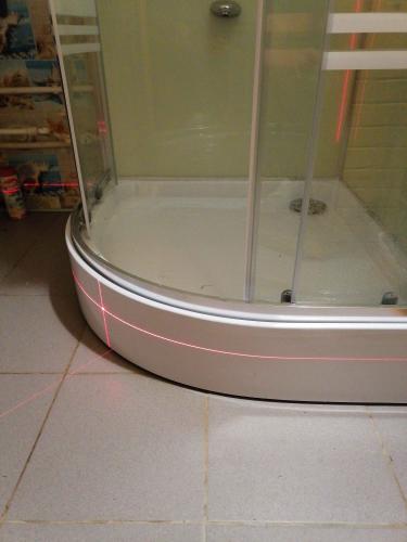 Установлена душевая конструкция с низким основанием, выполнено подключение к водопроводу и канализации, проверена герметичность соединений, отрегулированы двери, проведена финальная проверка.