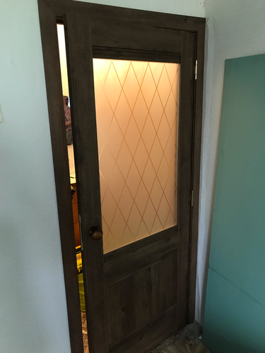 Установка межкомнатной одностворчатой двери с врезанной фурнитурой