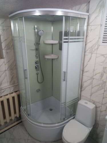 Установлена новая душевая кабина, выполнен демонтаж старой ванны, подключены водопроводные коммуникации, произведена герметизация швов, обновлена облицовка стен.