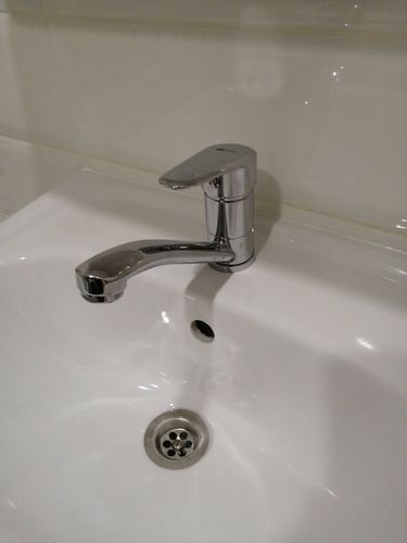 Удаление сантехнического оборудования завершено. Удалены крепления, отсоединены трубы, поверхность очищена от остатков герметика. Подготовлено место для установки нового изделия.