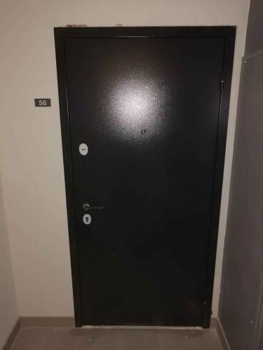 Установлена новая металлическая дверь, выполнен монтаж коробки, закреплены петли, врезан замок, отрегулирована фурнитура, проверена герметичность, обеспечена надежная изоляция.