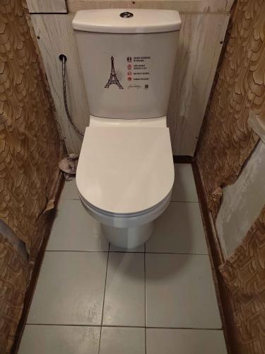 Установлен новый напольный унитаз, подключены коммуникации, проверена герметичность соединений, отрегулирован сливной механизм, устранены протечки, произведена чистка поверхности.