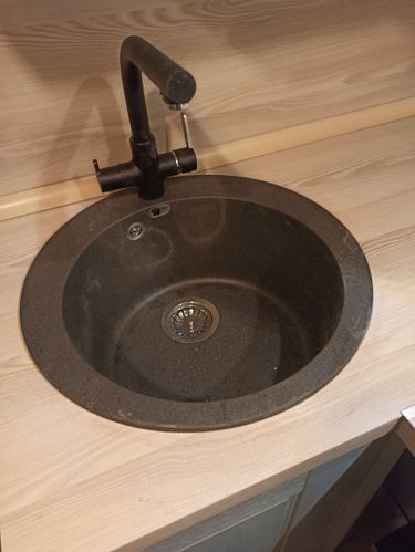 Установлены шкафы, закреплена столешница, вмонтирована мойка с краном, подключены коммуникации, выполнена сборка и монтаж кухонных элементов, обеспечена функциональность и эстетика.