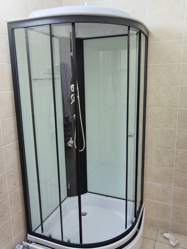 Установлена современная душевая конструкция с гидромассажем: закреплены стеклянные панели, подключены водопроводные коммуникации, проверена герметичность, настроены форсунки для массажа.