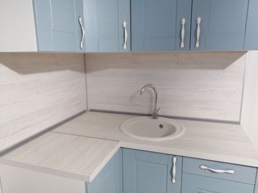 Выполнен точный раскрой поверхности для установки мойки, обеспечена аккуратная подгонка под углы, произведена обработка краев для гладкости и защиты от влаги.