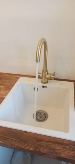 Установлен новый кран, обеспечивающий надежное перекрытие воды. Проведена проверка герметичности соединений, устранены возможные протечки, восстановлена функциональность системы.