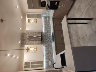 Выполнена работа по монтажу подрозетников в кухонной зоне. Установлены розетки на стене, обеспечен доступ к электропитанию для бытовых приборов. Завершено аккуратно и надежно.