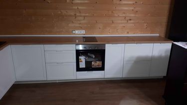 Установлены шкафы, закреплена столешница, подключена варочная панель, смонтирована духовка. Завершена сборка и установка кухонного гарнитура с учетом всех деталей и элементов.