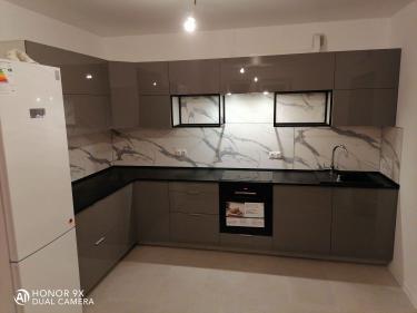 Установлена новая поверхность из искусственного камня на кухне. Проведены работы по подгонке и закреплению, выполнены вырезы под мойку и плиту, обеспечена герметизация стыков.