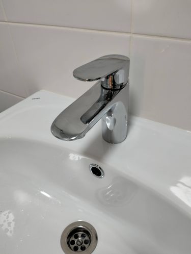 Установлен новый кран, заменен старый механизм, проверена герметичность соединений, устранены протечки, восстановлена функциональность системы водоснабжения.