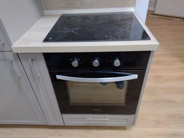 Выполнена установка и подключение духового шкафа в кухонный гарнитур. Проведены работы по монтажу, выравниванию и подключению к электросети. Устройство интегрировано в мебель.