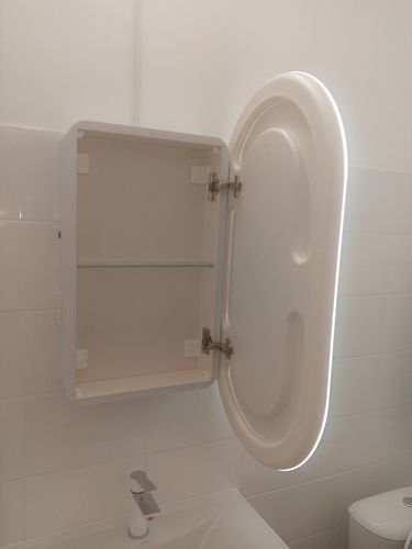 Установлен новый кран в ванной комнате. Проведены работы по демонтажу старого оборудования и монтажу нового. Обеспечена герметичность соединений, проверена функциональность.