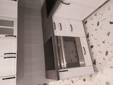 Обновлена поверхность на кухне, установлена новая столешница, заменены старые элементы, подогнаны края, закреплены крепежи, проверена устойчивость, завершена финишная отделка.