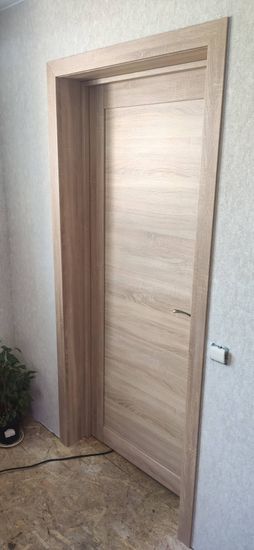 Установлен замок в деревянную дверь. Проведены работы по вырезанию отверстия, закреплению механизма, монтажу ручки. Все элементы надежно зафиксированы, обеспечивая плавное функционирование.