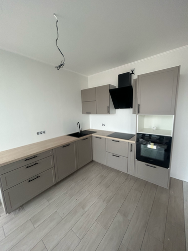 Установлены шкафы, смонтирована столешница, врезана мойка, подключена плита, закреплена вытяжка. Все элементы аккуратно выровнены и надежно зафиксированы для долгой службы.