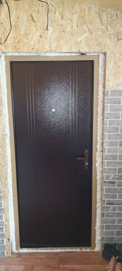 Установлена новая металлическая дверь, произведена регулировка петель, заменены уплотнители, обновлены замки, улучшена звукоизоляция, выполнена отделка откосов, устранены щели.