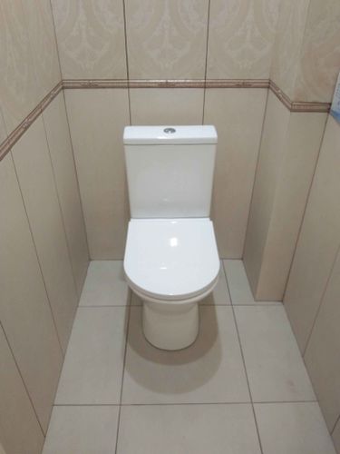 Установлен новый напольный унитаз, подключен к водопроводу и канализации, проверена герметичность соединений, закреплен на плитке, выполнена регулировка сливного механизма, проведена уборка.