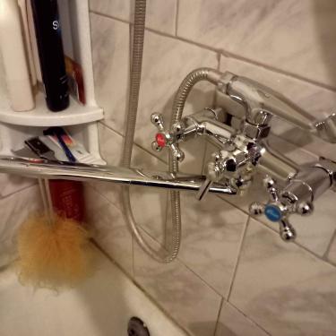 Установлено новое оборудование в ванной комнате. Подключены трубы, закреплены элементы, проверена герметичность соединений. Обеспечен доступ к воде, функционирует корректно.