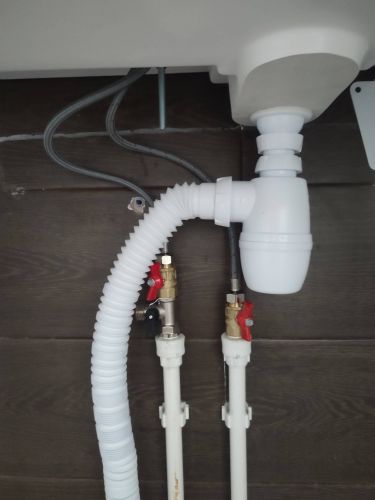 Установлена новая раковина, подключены трубы, закреплены крепления, проверена герметичность соединений, заменены вентили, отрегулирован слив, проверена работоспособность системы.