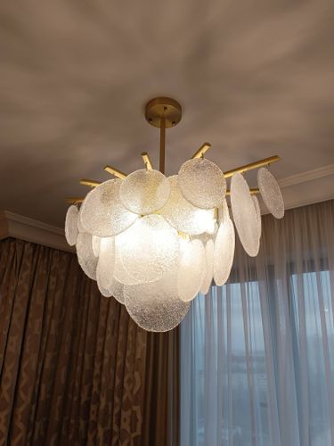 Установлена новая люстра: закрепление на потолке, подключение к электросети, проверка работы. Эстетичное расположение элементов, обеспечивающее равномерное освещение комнаты.