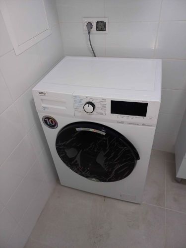 Установлено устройство, подключено к водопроводу и электросети, проверена герметичность соединений, выполнено тестирование работы, выровнено по уровню, закреплено на месте.