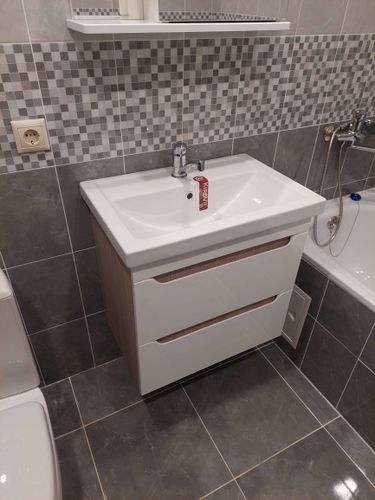 Зеркальный шкаф надежно закреплен на стене, выровнен по уровню, обеспечена прочная фиксация. Установлены крепления, проверена устойчивость, соблюдены все меры безопасности.