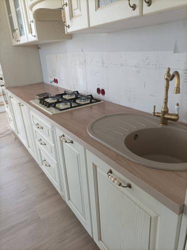 Установлены дополнительные электрические розетки на кухне. Проведены провода, подключены к сети, обеспечена безопасность и надежность. Завершены монтажные работы, проверена функциональность.