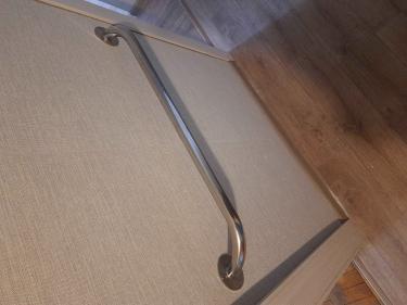 Изображение демонстрирует завершённый процесс восстановления деревянного окна: заменены уплотнители, улучшена теплоизоляция, обновлена фурнитура, устранены щели, восстановлено покрытие.