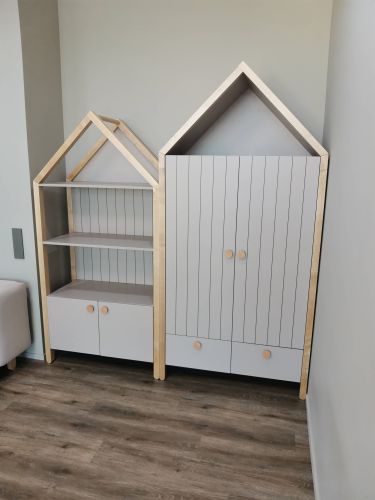 Собрано два стеллажа с крышей: один с полками и шкафчиками, другой с закрытыми дверцами. Установлены на полу, выровнены по уровню, закреплены для устойчивости.