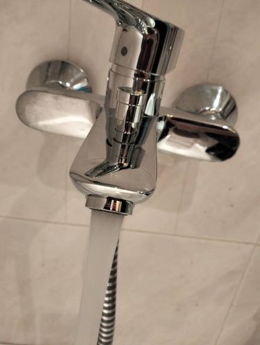 Установлено новое оборудование на стене, подключены трубы, проверена герметичность соединений, обеспечен стабильный поток воды, завершена настройка температуры и давления.