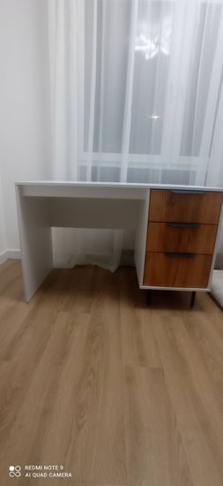 Собрано изделие с ящиками: установлены направляющие, закреплены фасады, прикручены ручки, проверена плавность движения. Конструкция устойчива, готова к использованию.