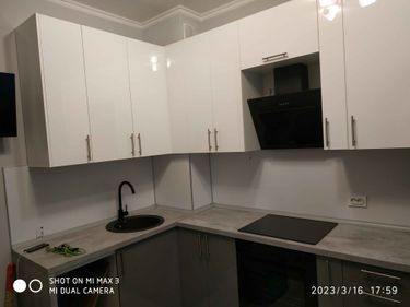 Установлено новое осветительное устройство на потолок. Проведены электрические соединения, закрепление конструкции, проверка работоспособности. Обеспечено равномерное распределение света в помещении.