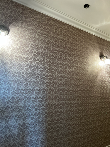 Завершена отделка стен: нанесен стеклохолст с узором, обеспечивающий прочность и эстетичность поверхности. Результат — ровное покрытие с декоративным рисунком, создающим уютную атмосферу.