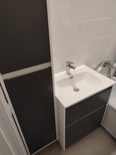 Установка комплекта: пенал + тумба +раковина + смеситель + зеркало