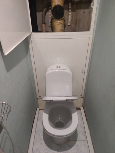 Установлен новый сливной механизм, заменены прокладки, устранены протечки, обновлено крепление бачка, проверена герметичность соединений, отрегулирован уровень воды, очищены детали.