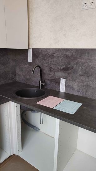 Проведена обработка и установка кухонных панелей. Выполнены точные замеры, аккуратная подгонка, монтаж. Обновлённый вид, современный стиль, функциональность. Завершённый проект.