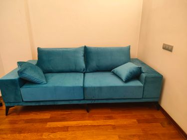 Собран диван: установлены каркас, подлокотники, ножки. Закреплены спинки, подушки. Проверена устойчивость, надежность конструкции. Завершено размещение в интерьере.