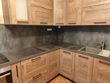 Установлена новая столешница из ДСП, подогнана по размерам, закреплена на шкафах, вырезаны отверстия для мойки и варочной панели, все стыки обработаны герметиком.