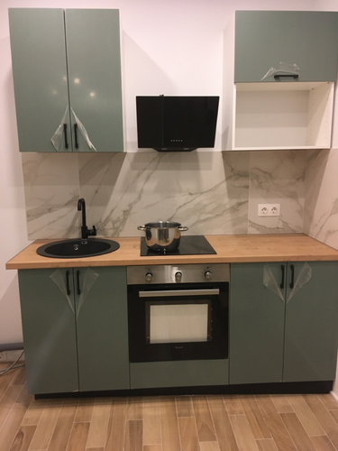 Установлены шкафы, смонтирована столешница, подключена варочная панель, вмонтирована мойка, закреплена вытяжка. Завершены работы по сборке и установке кухонного гарнитура.