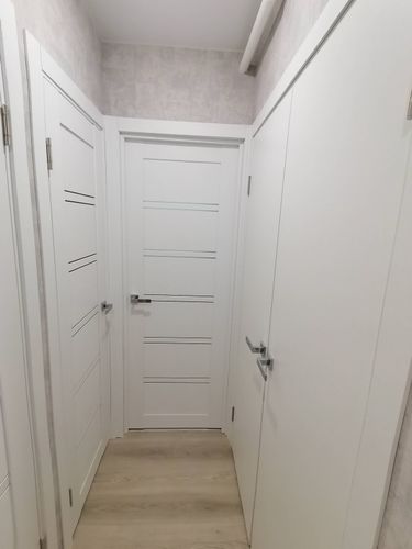 Установлен новый замок в деревянную дверь. Выполнено точное сверление, закрепление механизма, монтаж ручек. Проверена работа, обеспечена надежность и плавность закрывания.