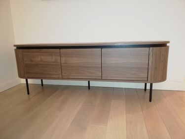 Собрана мебель: установлены ножки, закреплены дверцы, прикреплены боковые панели, выровнена конструкция, проверена устойчивость и функциональность. Завершено безупречно, готово к использованию.