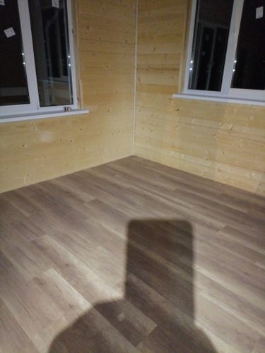 На ровное основание уложено покрытие из ламината, создающее гладкую, эстетичную поверхность. Полностью завершены работы по монтажу, обеспечивающие аккуратный и стильный вид помещения.